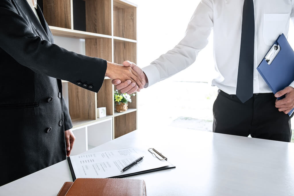 Zakaz konkurencji po latach współpracy – czy praca dla dewelopera to już naruszenie umowy?