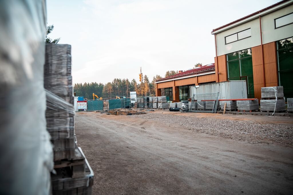 Umowa dzierżawy a sprzedaż nieruchomości w egzekucji, skutki prawne i możliwości obrony dzierżawcy