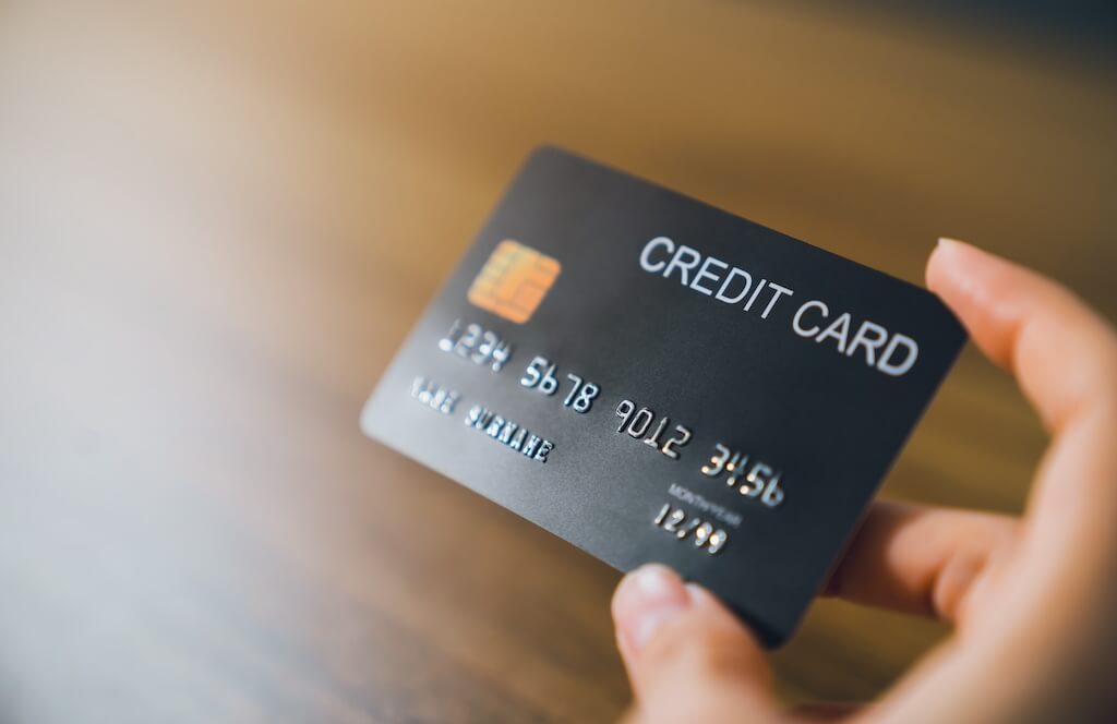 Karta kredytowa, klauzule abuzywne, jak uwolnić się od rosnącego zadłużenia