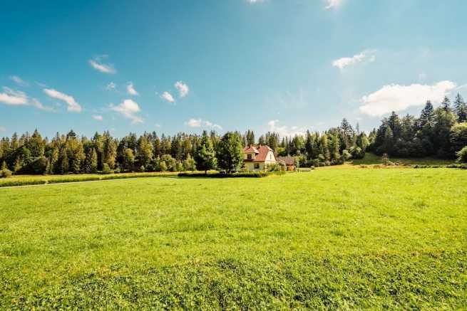 Darowizna działki małoletniemu a długi rodzica