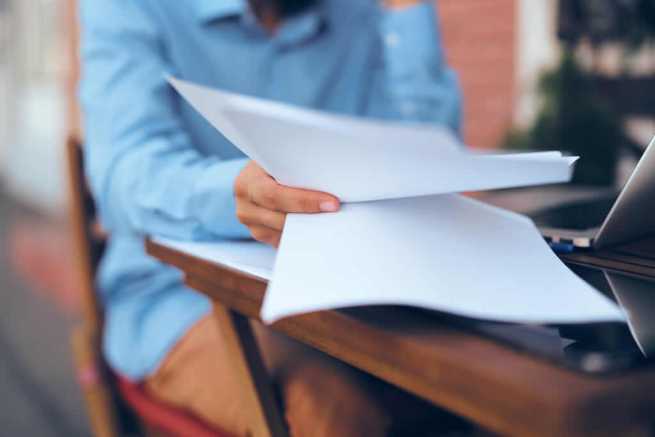 Automatyczne przedłużenie umowy najmu a próba zmiany warunków przez wynajmującego, co mówi prawo?