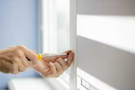 Opóźniony montaż rolet i drzwi, niezgodny towar, uszkodzona elewacja, jak odstąpić od umowy i odzyskać zaliczkę