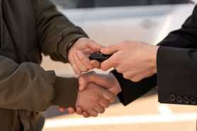 Sprzedaż samochodu, podpisanie umowy cudzymi danymi, groźby sądowe kupującego